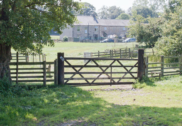 the path between Eaves House Farm and Waddington